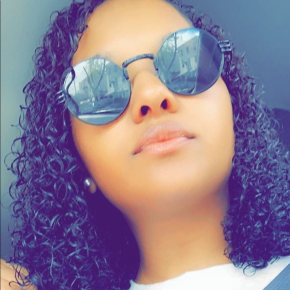 Meet your Posher, Stephanie - Picture 1 of 1